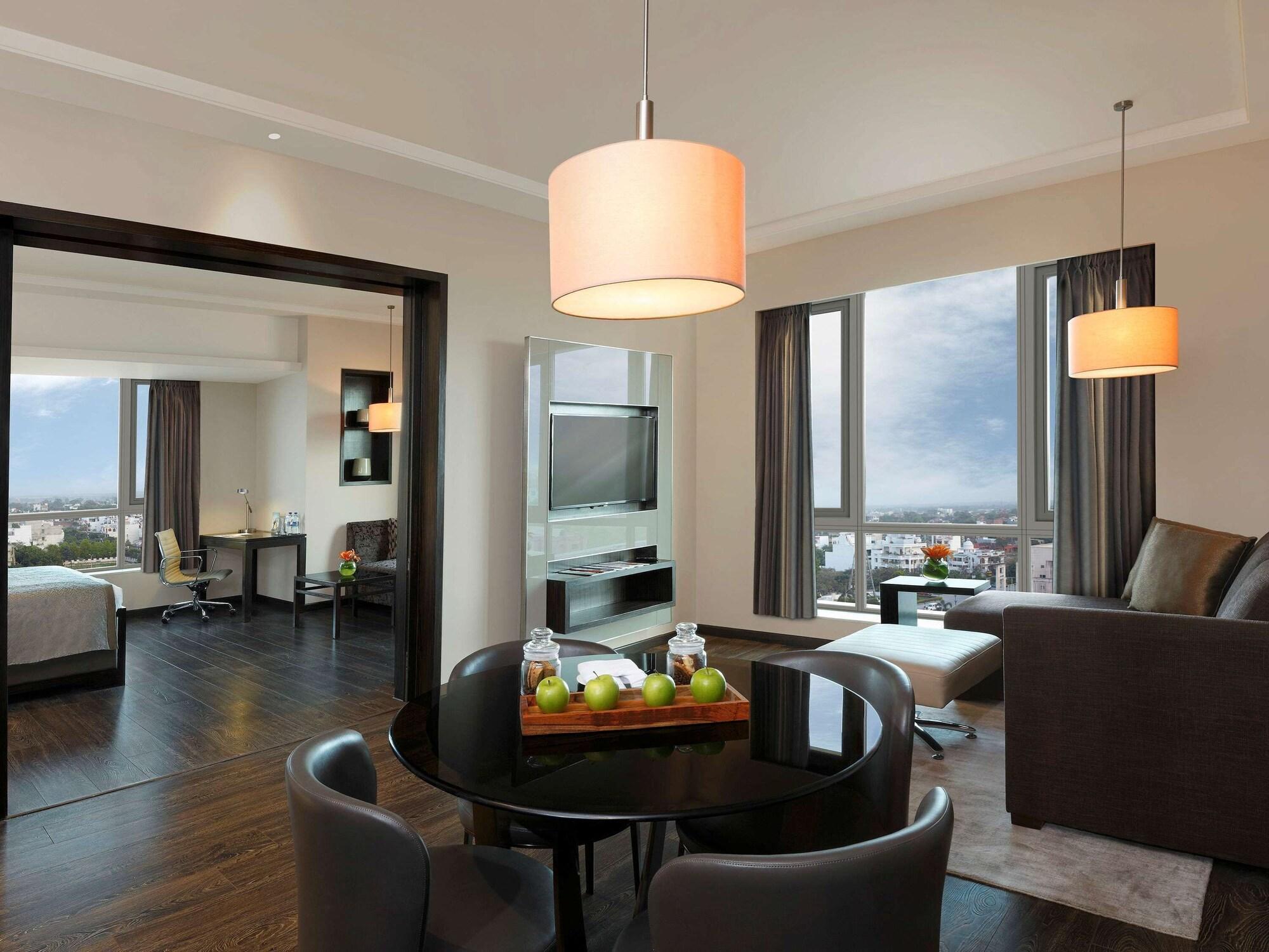Novotel Lucknow Gomti Nagar Экстерьер фото